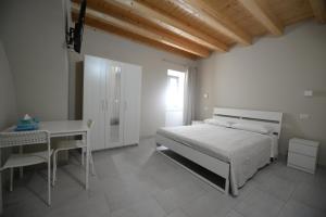 A bed or beds in a room at Sonia e Alessia