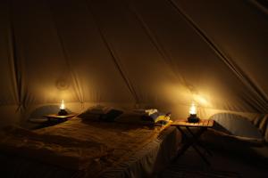 Postel nebo postele na pokoji v ubytování Muhu Forest Camping