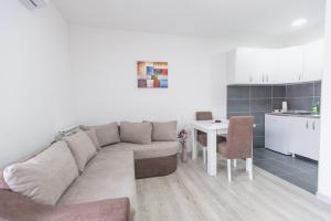 Kuchyň nebo kuchyňský kout v ubytování Apartmani Centar Loznica