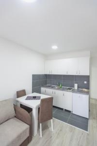 Kuchyň nebo kuchyňský kout v ubytování Apartmani Centar Loznica