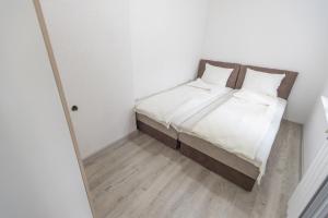 Postel nebo postele na pokoji v ubytování Apartmani Centar Loznica