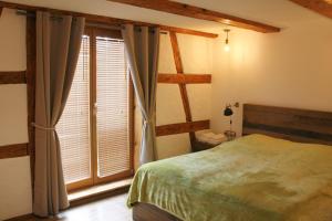 Giường trong phòng chung tại Waldvogel Ferienzimmer klimatisiert