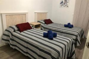 dwa łóżka ustawione obok siebie w pokoju w obiekcie MIRADOR Sea View apartment w mieście Calpe
