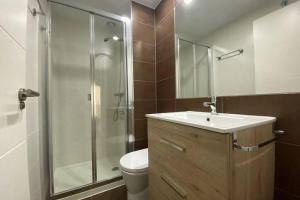 łazienka z prysznicem, umywalką i toaletą w obiekcie MIRADOR Sea View apartment w mieście Calpe