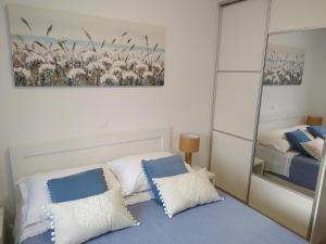 1 Schlafzimmer mit 2 Betten und einem Spiegel in der Unterkunft Apartman Maria in Split