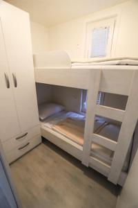 Ein Etagenbett oder Etagenbetten in einem Zimmer der Unterkunft Floating Sea House SONČEK
