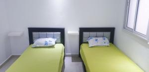two beds sitting next to each other in a room at Résidence Wissem in Ḩammām al Ghazzāz +42 photos