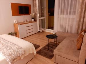 Posteľ alebo postele v izbe v ubytovaní Apartmán Hanka