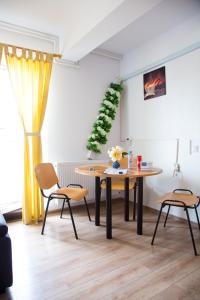 Casa Georgi Coresi Brasov في براشوف: غرفة طعام مع طاولة وكرسيين