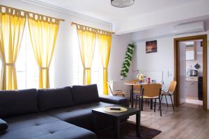 Casa Georgi Coresi Brasov في براشوف: غرفة معيشة مع أريكة وطاولة