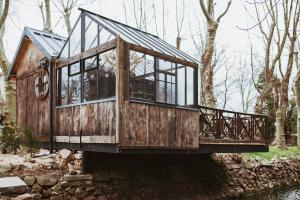 uma casa de madeira numa ponte sobre um rio em Cabane ForRest Glace, près de Lyon et Clermont em Lay