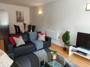 TV a/nebo společenská místnost v ubytování City 2 Bed, 2 Bath, Free Parking & WiFi