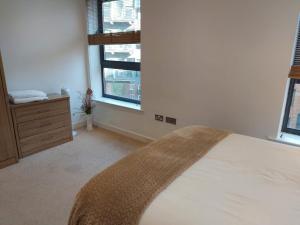 - une chambre avec un grand lit et une fenêtre dans l'établissement City 2 Bed, 2 Bath, Free Parking & WiFi, à Sheffield