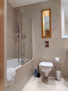 Koupelna v ubytování City 2 Bed, 2 Bath, Free Parking & WiFi