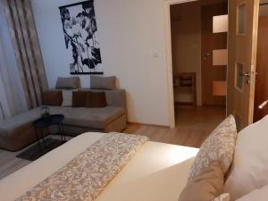 Posteľ alebo postele v izbe v ubytovaní Apartmán Hanka