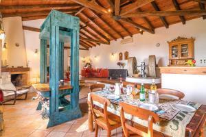 Un comedor con mesa y sillas en Villa Lithari, Nissaki, Corfu, en Vlikatsoúri