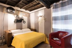 Un pat sau paturi într-o cameră la Idyllia - Colosseum luxury apartment