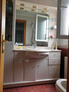 O baie la Alberto Astur Habitaciones privadas màs cocina compartida