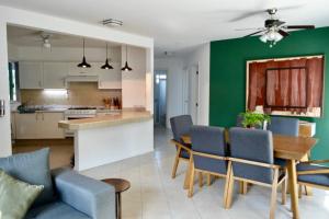 Il comprend une cuisine et un salon avec une table et des chaises. dans l'établissement Rincón de Luz Cuernavaca, à Cuernavaca