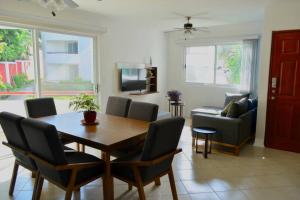 sala de estar con mesa de madera y sillas en Rincón de Luz Cuernavaca en Cuernavaca