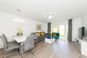 a living room with a couch and a table at Greenfield Modern 3BR Home - Southcote lane , Reading in Reading