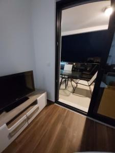 Apartmani Aida的电视和/或娱乐中心