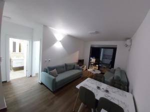Apartmani Aida的休息区