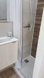 y baño con ducha y lavamanos. en Habitación independiente céntrica, en Fuengirola