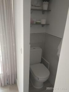 a bathroom with a toilet in a small room at Habitación independiente céntrica in Fuengirola