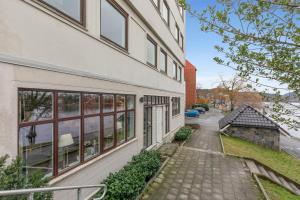 an apartment building with a walkway next to a building at Stylish apartment with beautiful views of the river, beach nearby in Kristiansand