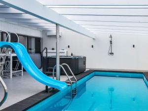 Bazén v ubytování Holiday home Ebeltoft LXV nebo v jeho okolí