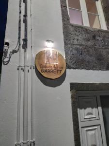 a sign on the side of a building at Alojamento Rosário in Lagoa