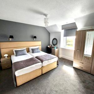 Un dormitorio con una cama grande y una ventana en Newmachar Hotel, en Newmacher