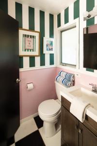 La salle de bains est pourvue de toilettes et d'un lavabo. dans l'établissement Mid-Century Modern Home in Beautiful La Quinta, à La Quinta