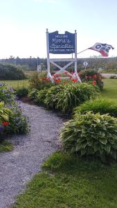 Jardín al aire libre en Moore's Specialties Fundy Bay House Rental