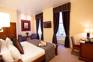 Postel nebo postele na pokoji v ubytování Aberdeen Douglas Hotel