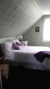 Llit o llits en una habitació de Moore's Specialties Fundy Bay House Rental