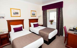 Postel nebo postele na pokoji v ubytování Aberdeen Douglas Hotel