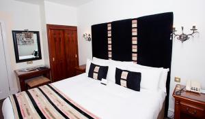 Postel nebo postele na pokoji v ubytování Aberdeen Douglas Hotel