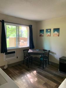 ein Esszimmer mit einem Tisch und einem Fenster in der Unterkunft Winthrop Inn in Winthrop