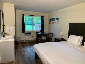 Postel nebo postele na pokoji v ubytování Winthrop Inn