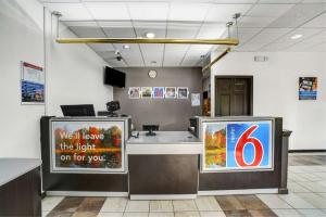 una sala de espera con un mostrador con un número seis en Motel 6-Lawrenceville, NJ, en Lawrenceville