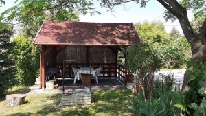 un cenador con mesa y sillas en Apartments in Gyenesdias - Balaton 18858, en Gyenesdiás