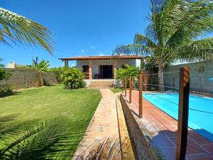 eine Villa mit einem Pool und einem Haus in der Unterkunft Morro Branco, Beberibe-CE in Morro Branco