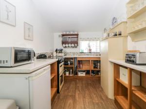 uma cozinha com um balcão e um micro-ondas em Owl Barn em Tavistock