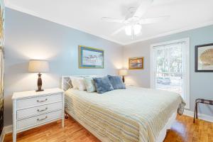 1 dormitorio con 1 cama y ventilador de techo en Driftwood Villa - 262, en Edisto Beach