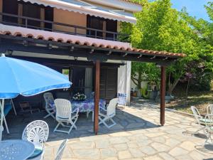 Patio alebo iná vonkajšia časť ubytovania Beachfront Villa 100m from Sea for up to 10 guests