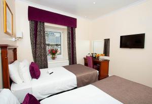 Postel nebo postele na pokoji v ubytování Aberdeen Douglas Hotel