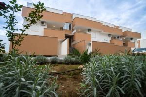 a building with a bunch of plants in front of it at Apartment Village Nin in Nin