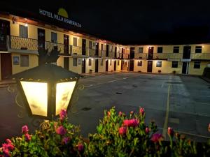 um parque de estacionamento do hotel à noite com uma luz de rua em Hotel y Restaurante Villa Esmeralda em Quetzaltenango